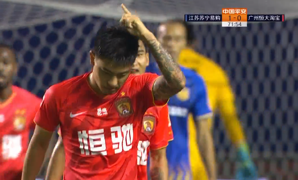 GIF：邓涵文传中被挡，何超小角度射门扳平比分
