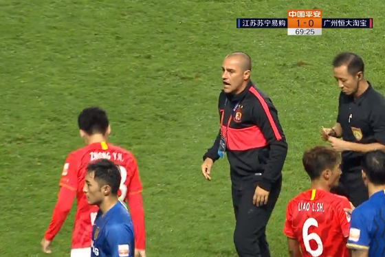 GIF：恒大苏宁发生冲突，卡帅严厉呵斥手下队员冷静