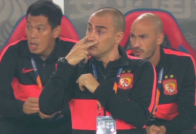 GIF：在说谁呢？卡纳瓦罗场边指挥动作表情丰富