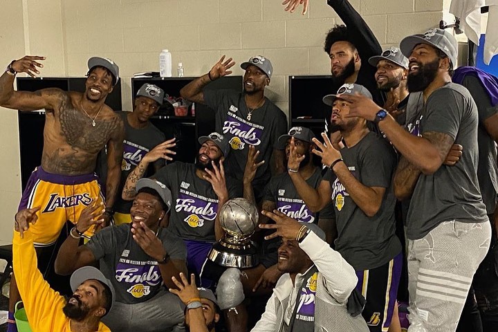 麦基更新Ins晒庆祝合影：我的兄弟们，再来四场胜利！