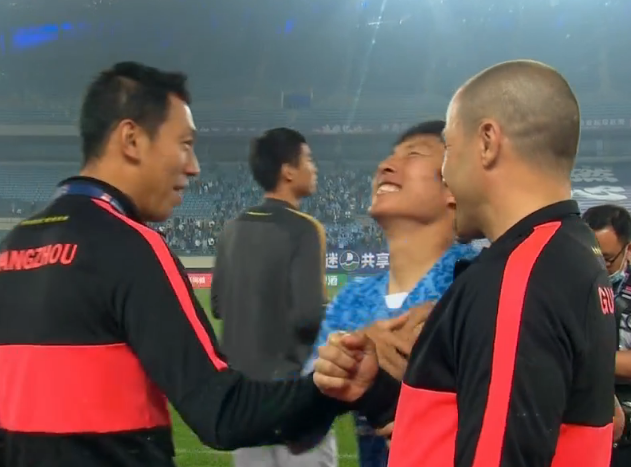 GIF：叙叙旧情，郑龙赛后与卡纳瓦罗郑智等人亲密互动