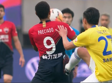 GIF:杨博宇买lol比赛的软件叫什么脚踹普雷西亚多,被直接出示红牌罚下
