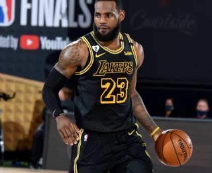 詹姆斯生涯季后赛总前场板追平AC-格林，升至历史第17位