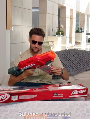 趣味十足！汤普森为玩具枪做广告