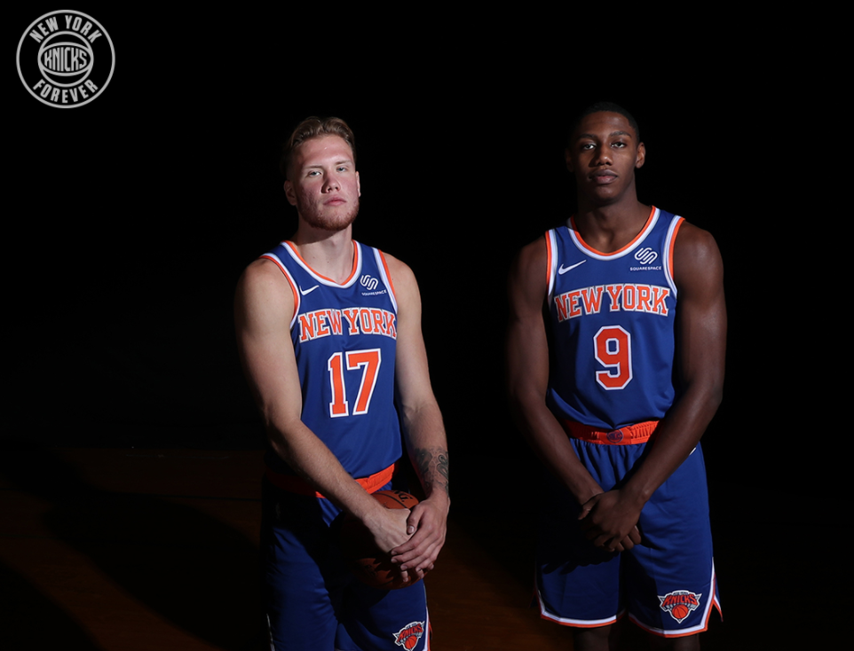 尼克斯晒巴雷特布拉兹代基斯定装照：期待他俩的下个赛季