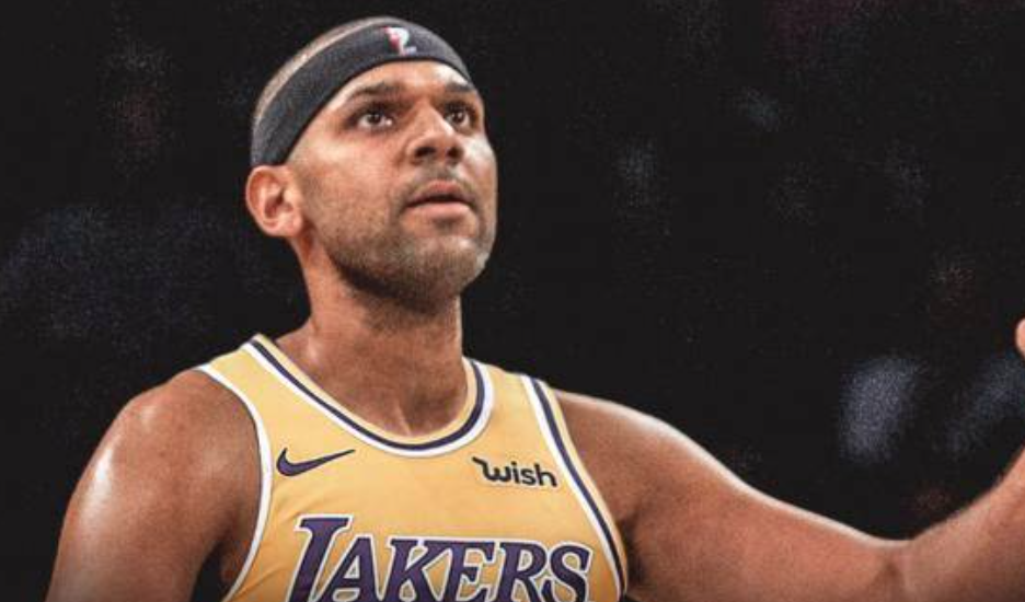 杜德利在场边为队友助威并大喊：湖人，加油