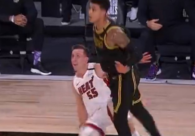 太难了！罗宾逊面对库兹马强行三分出手命中还造成犯规