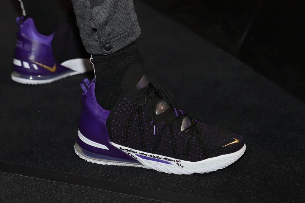 今日球鞋：詹姆斯上脚LeBron 18，浓眉上脚定制金色科5