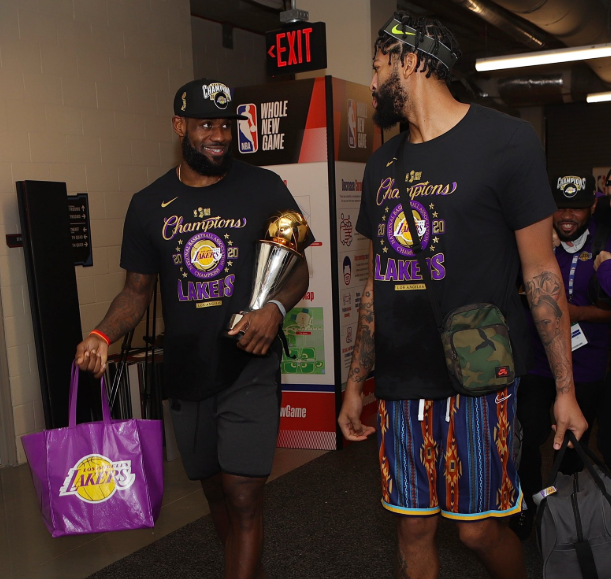 NBA官方晒詹姆斯戴维斯离开球馆合影：冠军已经离开球馆