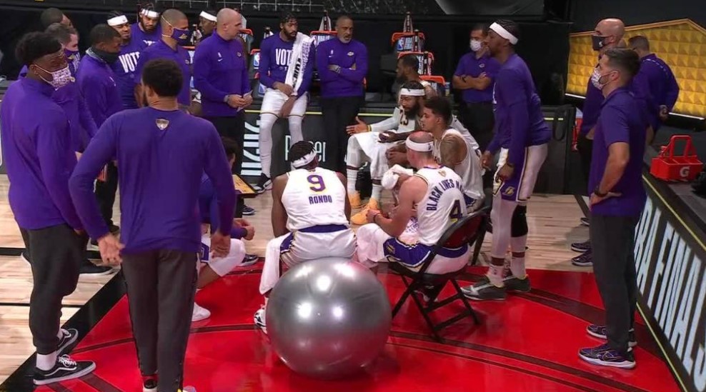 隆多暂停时坐在充气篮球上，媒体打趣：全场最佳座椅