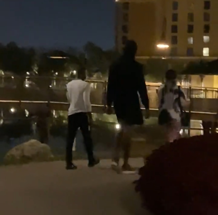 阿德巴约赛后散步时，碰巧路过湖人球员庆祝夺冠的场地