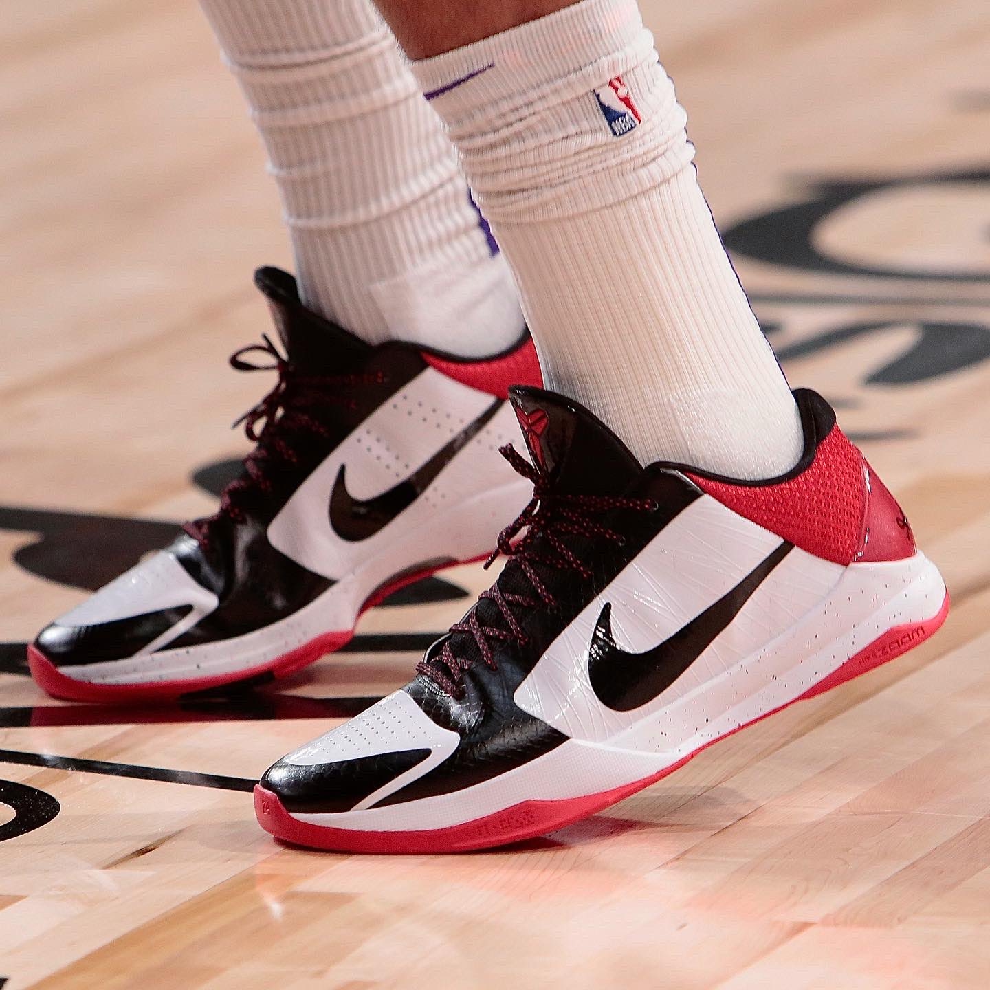 今日球鞋：浓眉上脚科比5黑脚趾，詹姆斯上脚LeBron 18