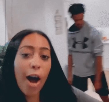 欢乐搞怪！达米恩-李与妻子一起尬舞