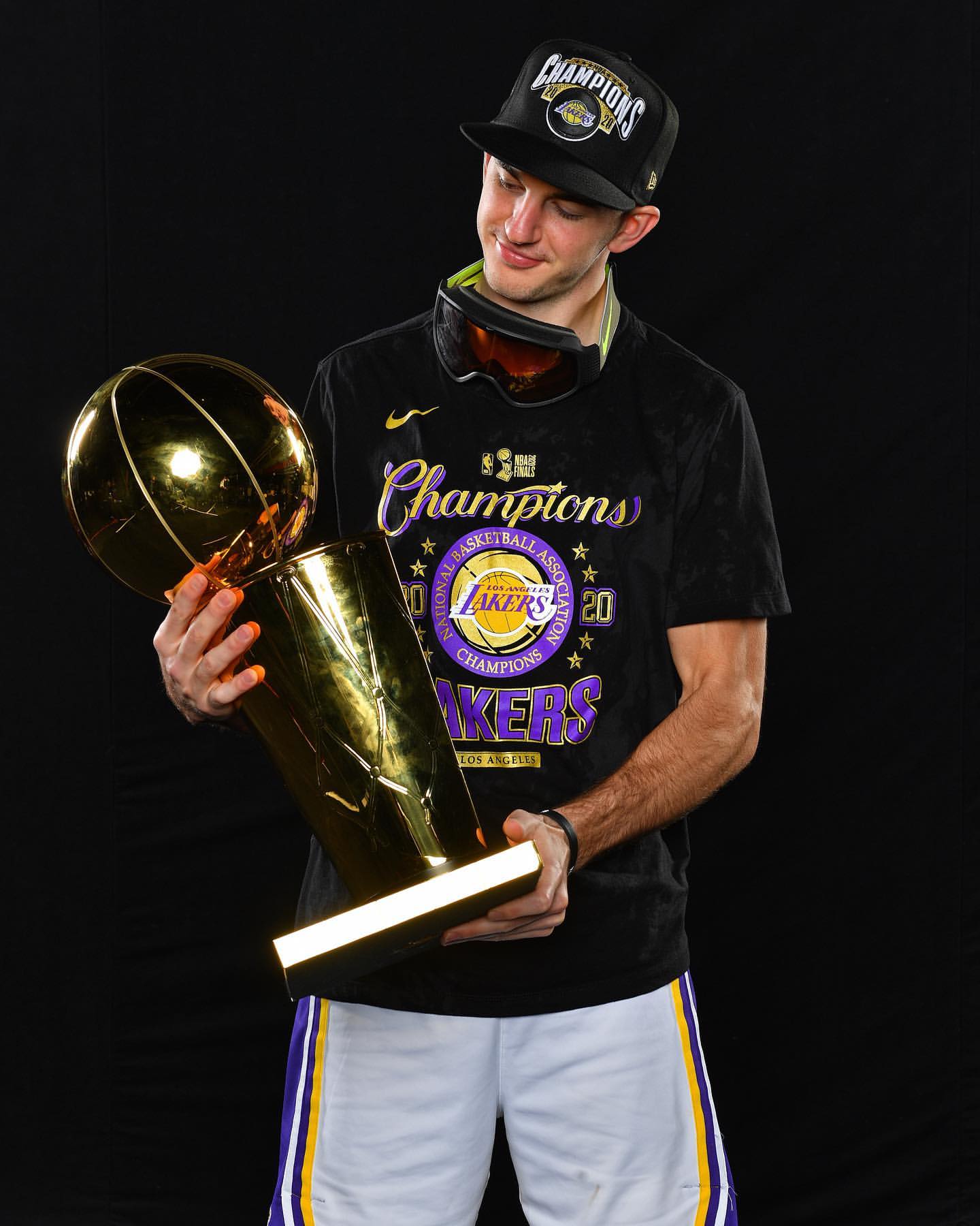 励志!卡鲁索晒捧杯照:事情发展得很快,NBA总冠军!