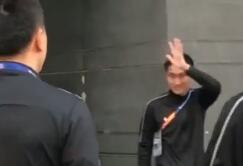 [视频]马宁将赴赛场执法上海德比，同仁列队欢送