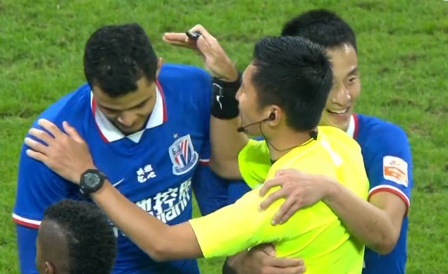 GIF：依然越位在先！莫雷诺再次单刀破门被吹无效