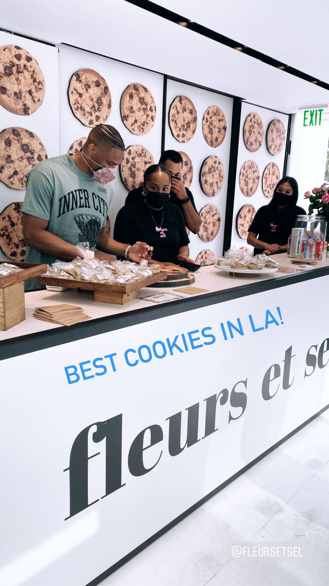 开发副业？威少携妻子出席甜饼品牌宣传活动