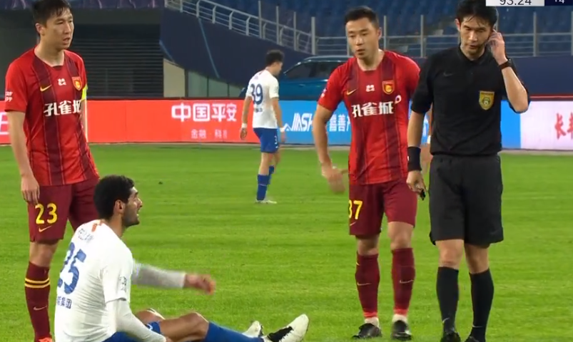 GIF：费莱尼头槌绝杀被吹，山东鲁能2-2华夏幸福