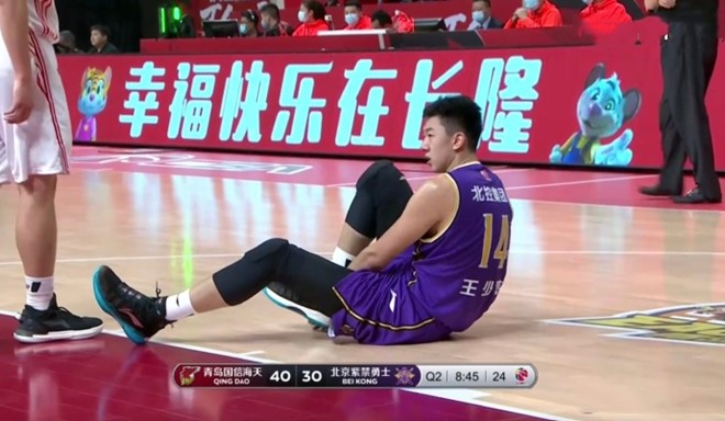 国内媒体：王少杰今晚只是崴脚并非跟腱伤病