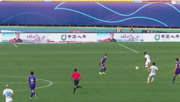 GIF：郑龙助攻博阿滕小角度射门得分，但VAR认定越位在先