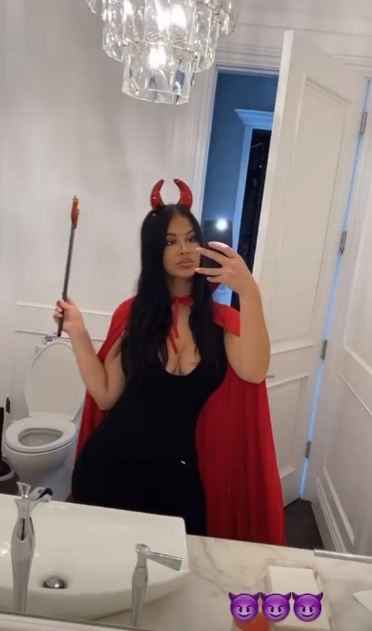 乔治女友更新Instagram，晒出自己与女儿的万圣节装扮