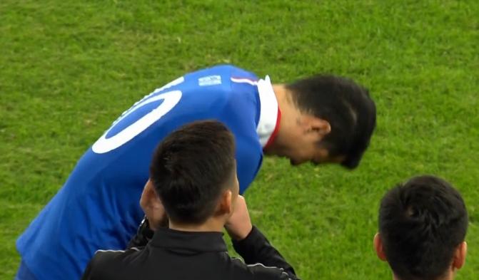 GIF：莫雷诺开场不久伤退，毕津浩从中卫调整回锋线