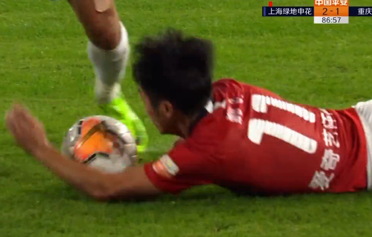 GIF：VAR判定吴庆禁区内手球于汉超点射，申花3-1重庆