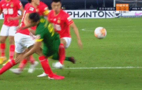 GIF：生猛！张玉宁禁区强突摔倒，裁判未予表示