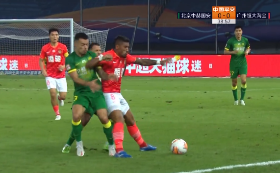 GIF：火药味来了！比埃拉身后对抗保利尼奥吃到黄牌
