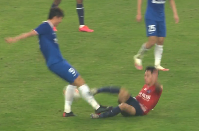 GIF：直红！吴庆飞铲踹到杨旭小腿被红牌罚下