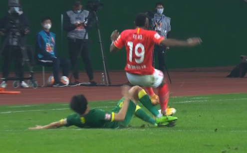 GIF：李磊身后铲倒费南多，被出示黄牌警告