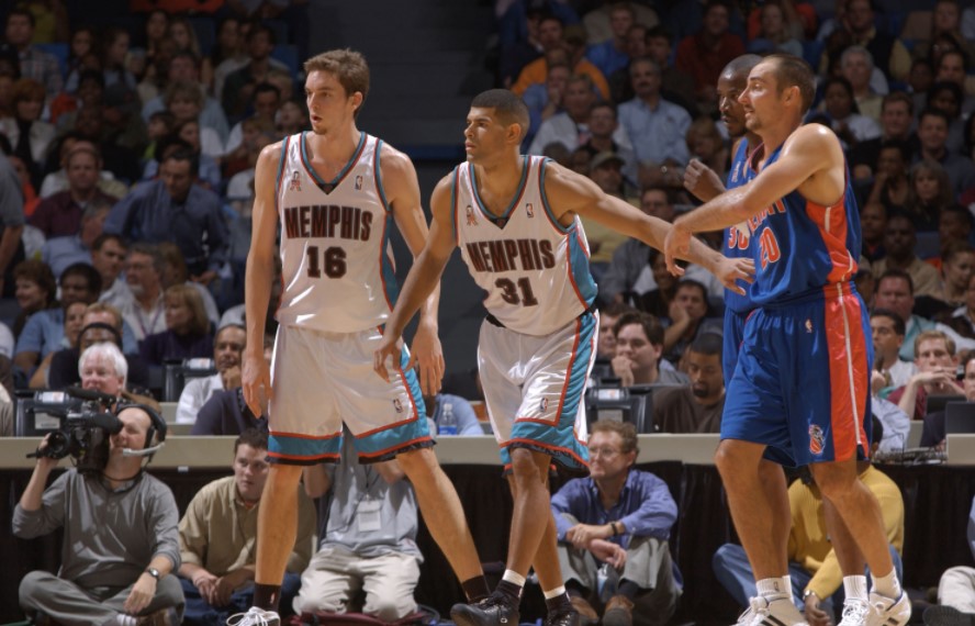 2001年的今天,加索尔和巴蒂尔完成NBA首秀