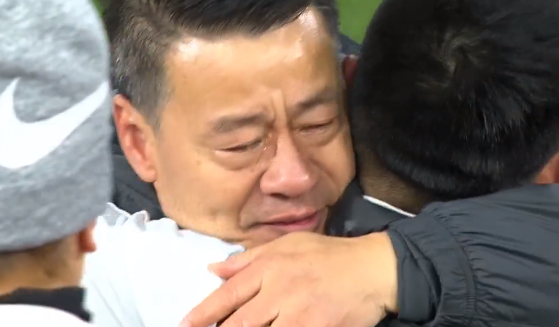 太不容易了！青岛黄海保级成功，主帅吴金贵激动落泪