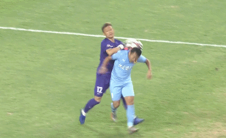 GIF：人和老将张烈附加动作击打对手头部，仅被口头警告