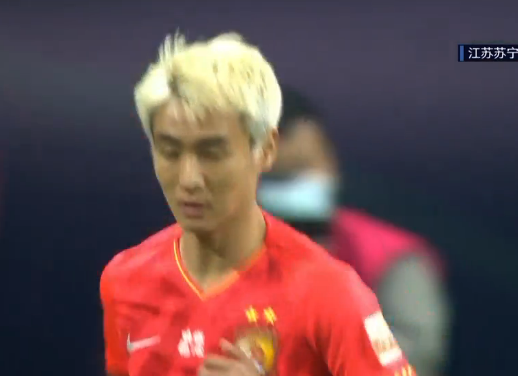 GIF:敢秀!韦世豪禁区内人球分过,小角度打门稍偏出