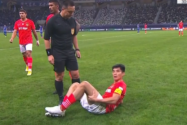 GIF：郑智拉伤下场，黄博文替补登场
