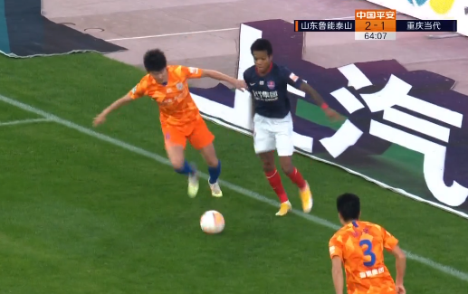 GIF：单挑整条后防！马尔西尼奥长驱直入可惜没能形成射门