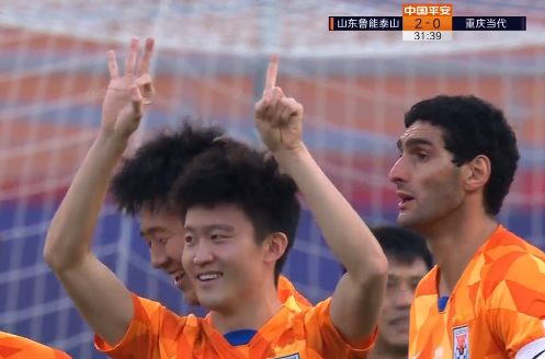 GIF：刘彬彬传中助攻王彤头球得分，鲁能2-0重庆