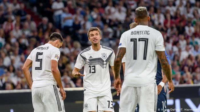 图片报：穆勒、胡梅尔斯和博阿滕电视机前看了德国队惨败