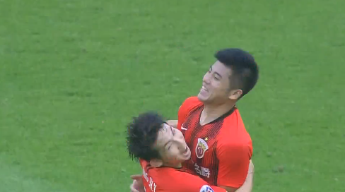GIF：李圣龙低空轰炸梅开二度！上港2-1悉尼
