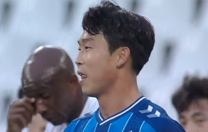 GIF：申花防守漏人，尹比加兰破门！蔚山1-0