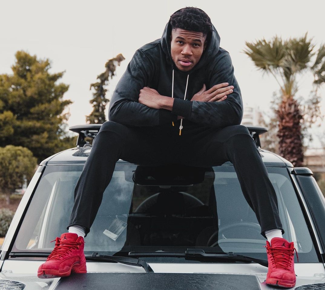 字母哥晒照：敢于捍卫自己所爱的人是幸福的