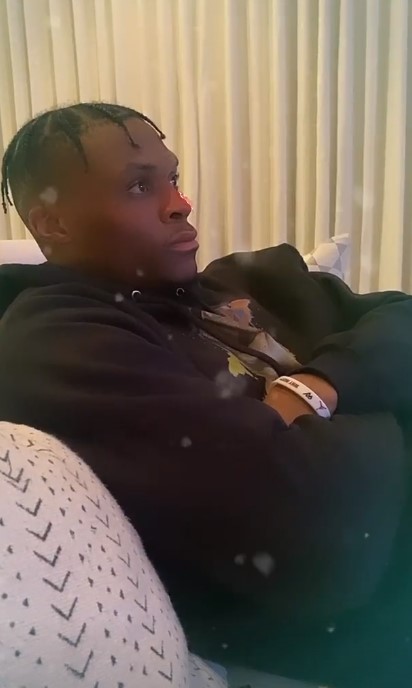 脏辫瞩目！威少妻子晒威少在圣诞节特效下的照片