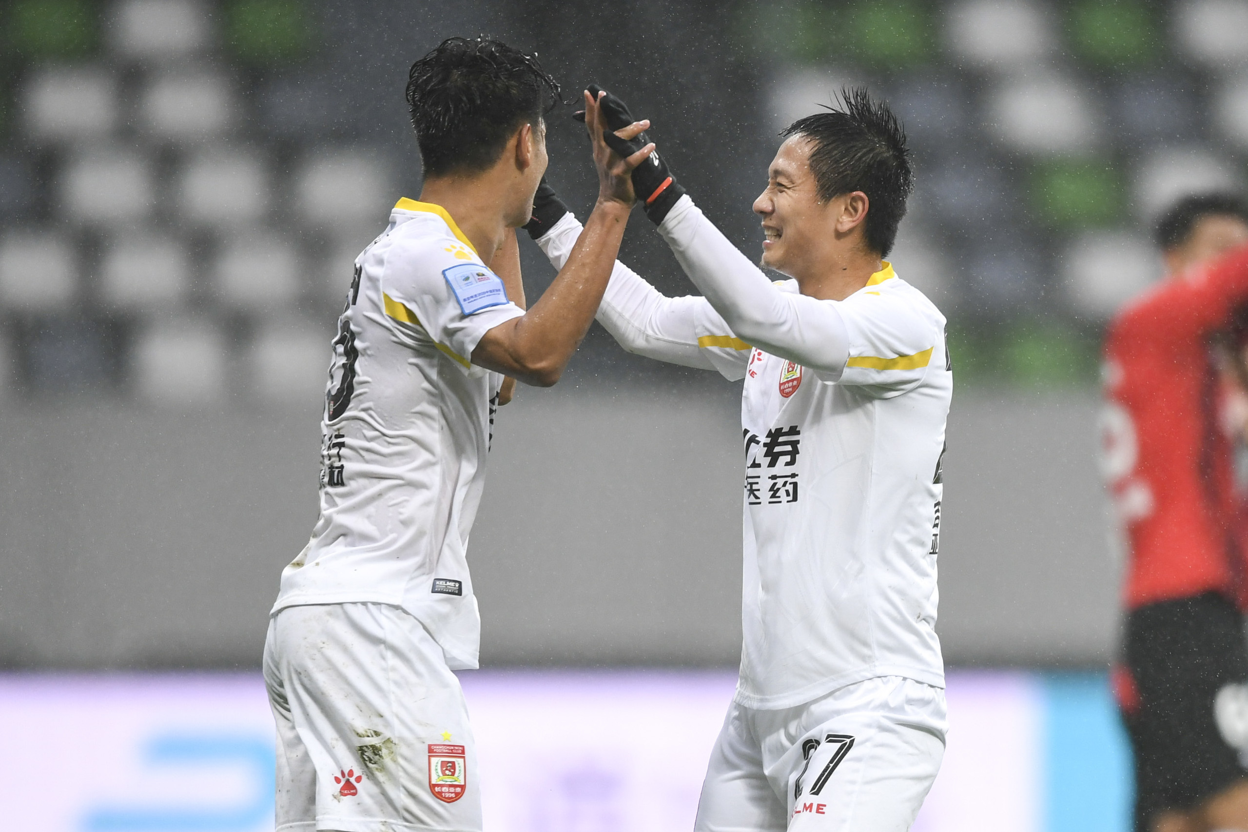足协杯：杨超声谭龙塞尔吉尼奥破门，亚泰4-0上港进八强