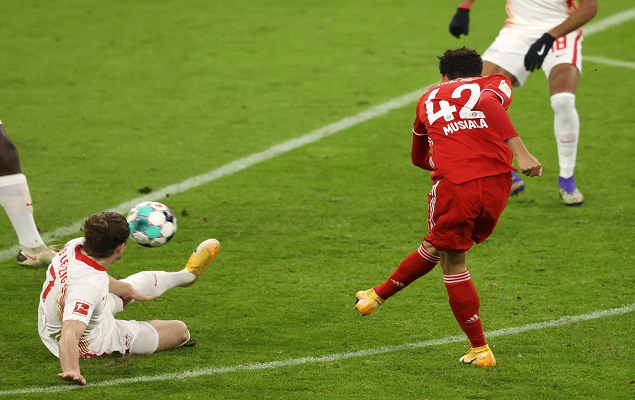 穆夏拉破门穆勒双响，拜仁3-3莱比锡，领先2分占榜首